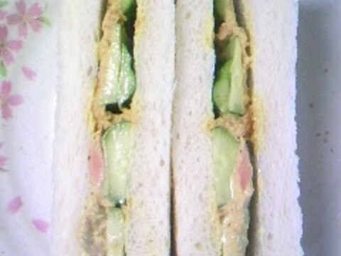 ツナキュウリと焼き海苔の　カレー味のサンドイッチ